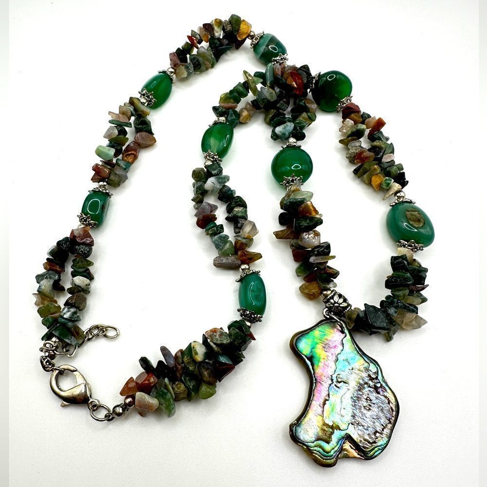 25” of solid agate chips, dyed agate stone with an abalone shell‎ pendant!